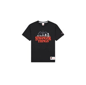 Champion x Stranger Things Men´s T-Shirt - Férfi - Hoodie Champion - Fekete - 217791-KK006 - Méret: XXL